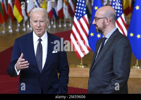 Le président AMÉRICAIN Joe Biden et le président du Conseil européen Charles Michel sont vus devant les drapeaux européens et américains, alors qu'ils arrivent pour une réunion du conseil européen, à Bruxelles, le jeudi 24 mars 2022, au siège de l'Union européenne à Bruxelles. Le Conseil européen examinera l'agression militaire russe contre l'Ukraine, la sécurité et la défense, l'énergie, les questions économiques, la COVID-19 et les relations extérieures. BELGA PHOTO POOL DIDIER LEBRUN Banque D'Images