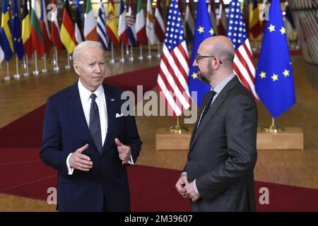 Le président AMÉRICAIN Joe Biden et le président du Conseil européen Charles Michel sont vus devant les drapeaux européens et américains, alors qu'ils arrivent pour une réunion du conseil européen, à Bruxelles, le jeudi 24 mars 2022, au siège de l'Union européenne à Bruxelles. Le Conseil européen examinera l'agression militaire russe contre l'Ukraine, la sécurité et la défense, l'énergie, les questions économiques, la COVID-19 et les relations extérieures. BELGA PHOTO POOL DIDIER LEBRUN Banque D'Images