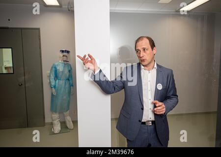 Bart Van Meerbergen, directeur du site D'UZA, est vu lors d'une conférence de presse à l'université d'UAntwerpen pour présenter Vaccinopolis, un nouveau centre de test pour les vaccins candidats, qui ouvre ses portes au Campus Drie Eiken de l'Université d'Anvers (UAntwerpen). Avec des partenaires tels que l'Institut de médecine tropicale et les hôpitaux de la région, l'université veut en faire un « écosystème et centre d'innovation pour la lutte contre les pandémies., vendredi 25 mars 2022. BELGA PHOTO JONAS ROOSENS Banque D'Images