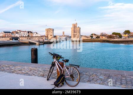 Vieux port de la Rochelle. Vue arrière d'un vélo donnant sur la ville en se tenant sur le point d'observation. Banque D'Images