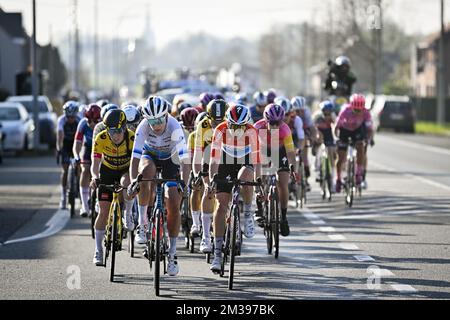 Dutch Ellen Van Dijk (C) de Trek - Segafredo photographié lors de la course cycliste féminine Gent-Wevelgem - en Flandre Fields, 159km d'Ieper à Wevelgem, dimanche 27 mars 2022. BELGA PHOTO ERIC LALMAND Banque D'Images