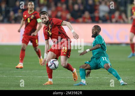 Adnan Januzaj en Belgique et Blati Toure au Burkina Faso se battent pour le ballon lors d'un match de football amical entre l'équipe nationale belge les Red Devils et le Burkina Faso, mardi 29 mars 2022 à Anderlecht, Bruxelles. BELGA PHOTO BRUNO FAHY Banque D'Images