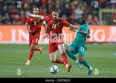 Adnan Januzaj en Belgique et Blati Toure au Burkina Faso se battent pour le ballon lors d'un match de football amical entre l'équipe nationale belge les Red Devils et le Burkina Faso, mardi 29 mars 2022 à Anderlecht, Bruxelles. BELGA PHOTO BRUNO FAHY Banque D'Images