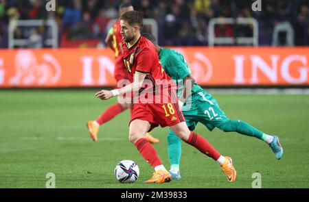 Adnan Januzaj en Belgique et Blati Toure au Burkina Faso se battent pour le ballon lors d'un match de football amical entre l'équipe nationale belge les Red Devils et le Burkina Faso, mardi 29 mars 2022 à Anderlecht, Bruxelles. BELGA PHOTO VIRGINIE LEFOUR Banque D'Images