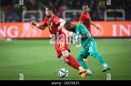 Adnan Januzaj en Belgique et Blati Toure au Burkina Faso se battent pour le ballon lors d'un match de football amical entre l'équipe nationale belge les Red Devils et le Burkina Faso, mardi 29 mars 2022 à Anderlecht, Bruxelles. BELGA PHOTO VIRGINIE LEFOUR Banque D'Images