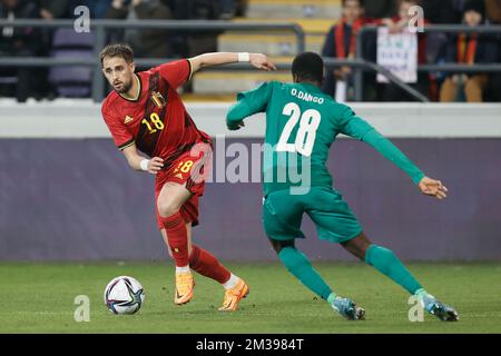 Adnan Januzaj en Belgique et Dango Ouattara au Burkina Faso se battent pour le ballon lors d'un match de football amical entre l'équipe nationale belge les Red Devils et le Burkina Faso, mardi 29 mars 2022 à Anderlecht, Bruxelles. BELGA PHOTO BRUNO FAHY Banque D'Images