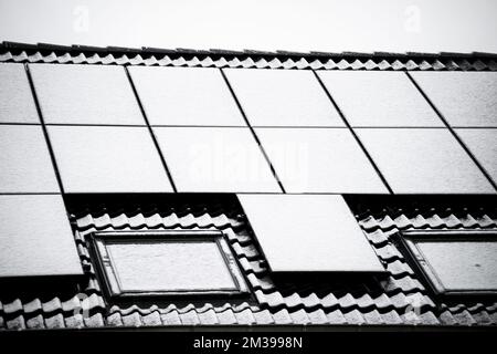 L'illustration montre des panneaux solaires couverts de neige pendant la chute de neige à Mechelen, Belgique, vendredi 01 avril 2022. Au début, il y aura de la neige ou de la fonte de la neige dans tout le pays. Ensuite, il deviendra plus sec du nord avec une chance d'une douche d'hiver. Maximums de -2 à +6 degrés et un vent qui peut être senti bien. BELGA PHOTO JASPER JACOBS Banque D'Images