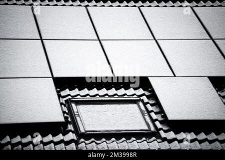 L'illustration montre des panneaux solaires couverts de neige pendant la chute de neige à Mechelen, Belgique, vendredi 01 avril 2022. Au début, il y aura de la neige ou de la fonte de la neige dans tout le pays. Ensuite, il deviendra plus sec du nord avec une chance d'une douche d'hiver. Maximums de -2 à +6 degrés et un vent qui peut être senti bien. BELGA PHOTO JASPER JACOBS Banque D'Images