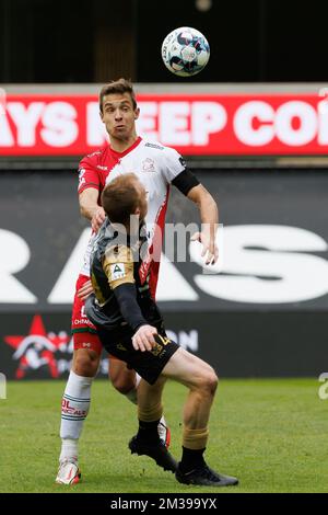 Christian Bruls de STVV et David Hubert d'Essevee se battent pour le ballon lors d'un match de football entre SV Zulte-Waregem et Sint-Truidense VV, samedi 02 avril 2022 à Waregem, le 33 de la première division du championnat belge de la Jupiler Pro League 2021-2022. BELGA PHOTO KURT DESPLENTER Banque D'Images