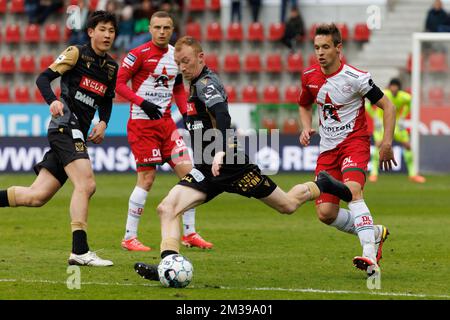 Christian Bruls de STVV et David Hubert d'Essevee se battent pour le ballon lors d'un match de football entre SV Zulte-Waregem et Sint-Truidense VV, samedi 02 avril 2022 à Waregem, le 33 de la première division du championnat belge de la Jupiler Pro League 2021-2022. BELGA PHOTO KURT DESPLENTER Banque D'Images