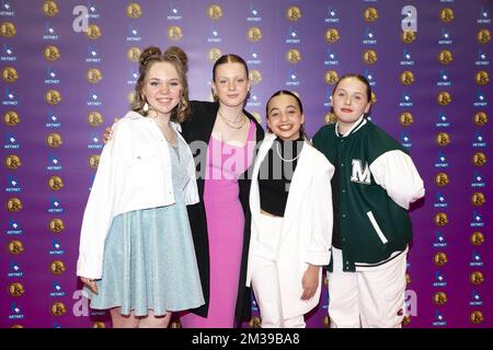 Actrices de Meisjes Jackie Gilles, Alycia Metdepenningen, Amira Elwaleed et Lore Heremans photographiées lors de la remise de prix 'Gala van de Gouden K', organisée par la chaîne de télévision flamande pour enfants Ketnet, dimanche 03 avril 2022 à Anvers. BELGA PHOTO HATIM KAGHAT Banque D'Images