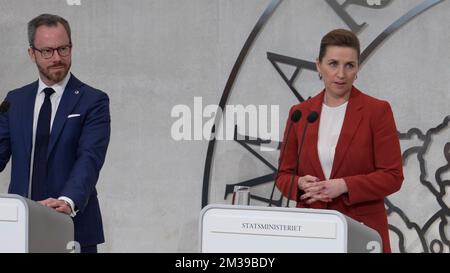 (221214) -- COPENHAGUE, le 14 décembre 2022 (Xinhua) -- Chef du Parti social-démocrate de gauche, Mme Frederiksen (R) et chef des libéraux (Venstre) Jakob Ellemann-Jensen assistent à une conférence de presse à Marienborg, au Danemark, le 14 décembre 2022. Six semaines après les élections générales au Danemark, le Premier ministre par intérim, Mme Frederiksen, a présenté mercredi l'accord d'une nouvelle coalition gouvernementale centriste. Frederiksen, dirigeant du parti social-démocrate de gauche, restera Premier ministre pour un second mandat, à la tête d'une coalition avec les libéraux (Venstre) dirigée par Jakob Ellemann-Jensen A. Banque D'Images