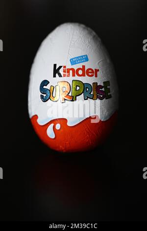 L'illustration montre l'oeuf de chocolat 'Kinder surprise', fabriqué par Ferrero, dimanche 03 avril 2022 à Bruxelles. BELGA PHOTO LAURIE DIEFFEMBACQ Banque D'Images