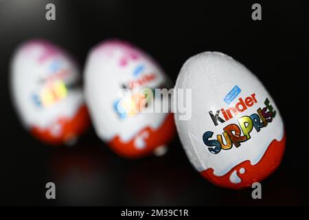 L'illustration montre l'oeuf de chocolat 'Kinder surprise', fabriqué par Ferrero, dimanche 03 avril 2022 à Bruxelles. BELGA PHOTO LAURIE DIEFFEMBACQ Banque D'Images