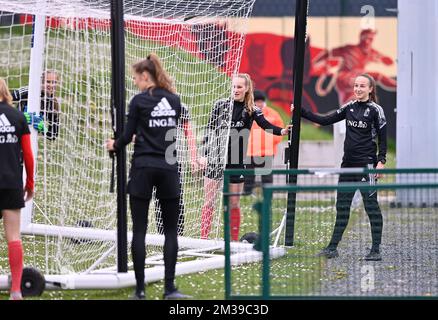 Feli Delacauw en Belgique et Sari Kees en Belgique photographiés lors d'une séance de formation de l'équipe nationale féminine de football belge The Red Flames, mardi 05 avril 2022 à Tubize. BELGA PHOTO DAVID CATRY Banque D'Images