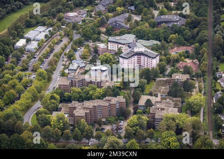 Vue aérienne, Paritätisches Altenwohnheim Dortmund Hermann-Keiner-Haus ainsi que Rudolf Steiner School Dortmund dans le quartier Rombergpark-Lücklember Banque D'Images