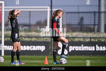 Tessa Wullaert en Belgique et Jarne Teullings en Belgique photographiés lors d'une séance de formation de l'équipe nationale féminine de football belge les flammes rouges, dimanche 10 avril 2022 à Tubize. BELGA PHOTO DAVID CATRY Banque D'Images