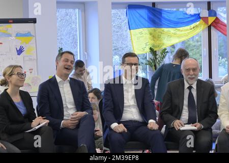 Le Premier ministre Alexander de Croo (centre L) et le Premier ministre polonais Mateusz Morawiecki (centre R) photographiés lors d'une visite dans un centre de réfugiés pour les Ukrainiens qui ont fui le pays après l'invasion russe, à Serock, en Pologne, le lundi 11 avril 2022. Le Premier Ministre se rendra en Slovaquie, en Pologne, en Roumanie et en Moldova pour discuter des conséquences politiques, militaires et humanitaires de l'invasion. PISCINE OFFICIELLE AVEC PHOTO Banque D'Images