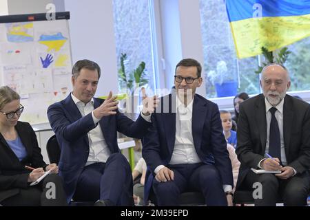 Le Premier ministre Alexander de Croo (centre L) et le Premier ministre polonais Mateusz Morawiecki (centre R) photographiés lors d'une visite dans un centre de réfugiés pour les Ukrainiens qui ont fui le pays après l'invasion russe, à Serock, en Pologne, le lundi 11 avril 2022. Le Premier Ministre se rendra en Slovaquie, en Pologne, en Roumanie et en Moldova pour discuter des conséquences politiques, militaires et humanitaires de l'invasion. PISCINE OFFICIELLE AVEC PHOTO Banque D'Images