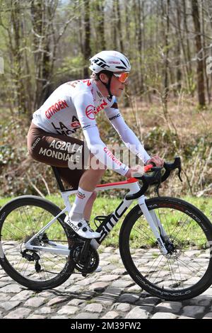 AG2R cavaliers Citroën photographiés en action pendant les préparatifs avant l'édition 119th de la course cycliste d'une journée 'Paris-Roubaix', de Compiègne, près de Paris à Roubaix, jeudi 14 avril 2022. C'est la première fois depuis 2019 que la course peut se tenir à nouveau en avril, car les éditions précédentes ont été annulées ou reportées en raison de la pandémie de Covid-19. BELGA PHOTO LUC CLAESSEN Banque D'Images