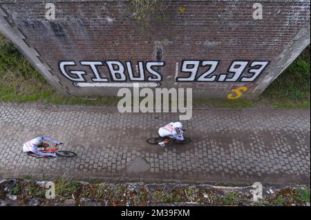 AG2R cavaliers Citroën photographiés en action pendant les préparatifs avant l'édition 119th de la course cycliste d'une journée 'Paris-Roubaix', de Compiègne, près de Paris à Roubaix, jeudi 14 avril 2022. C'est la première fois depuis 2019 que la course peut se tenir à nouveau en avril, car les éditions précédentes ont été annulées ou reportées en raison de la pandémie de Covid-19. BELGA PHOTO LUC CLAESSEN Banque D'Images