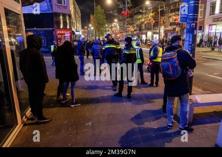 ROTTERDAM - volontaires et police avec des supporters marocains de football après la demi-finale du match entre le Maroc et la France à la coupe du monde au Qatar. ANP JEFFREY GROENEWEG pays-bas hors - belgique hors Banque D'Images