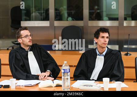 Avocat Dimitri de Coster, avocat Sylvain Daneels et photographié lors de la constitution pour le procès de Philippe Lemaire, devant le tribunal d'assises de la province de Luxembourg à Arlon, mercredi 20 avril 2022. Lemaire est accusé du meurtre de Marie Rouffosse (58) dans son café appelé « au New Tacot » en juillet 2018. BELGA PHOTO JEAN-LUC FLEMAL Banque D'Images