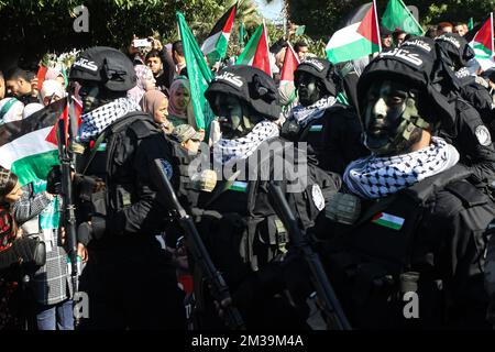 Gaza, bande de Gaza, Palestine. 14th décembre 2022. Les membres et les partisans du mouvement de résistance islamique palestinien Hamas assistent à un rassemblement à Gaza, dans la bande de Gaza, sur 14 décembre 2022, marquant ainsi le 35th anniversaire de la fondation du groupe. Photo de Abdelrahman Ismael/UPI crédit: UPI/Alay Live News Banque D'Images