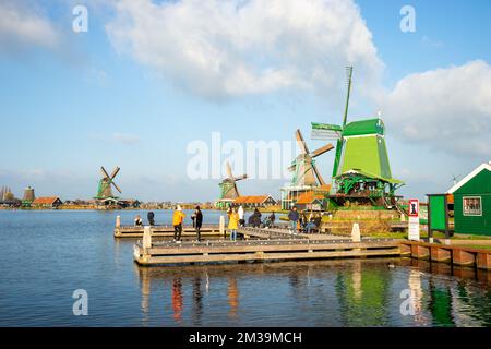 Moulins à vent de Zaanse Schans, pays-Bas, avec des personnes prenant des photos en face Banque D'Images