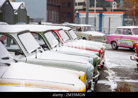 Voitures Trabant couvertes de neige garées au Trabi Safari à Berlin, en Allemagne Banque D'Images