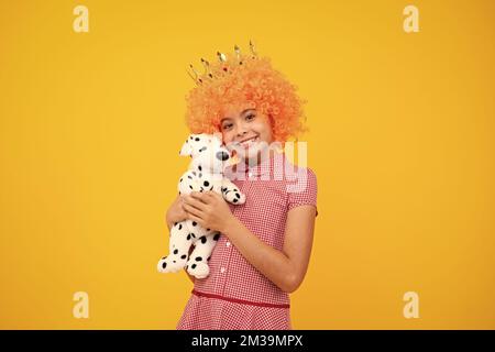 Fête des filles, drôle d'enfant dans la perruque de clown fantaisie dans la couronne. Enfant queen porter le diadem tiara. Joli petit portrait de princesse. Banque D'Images