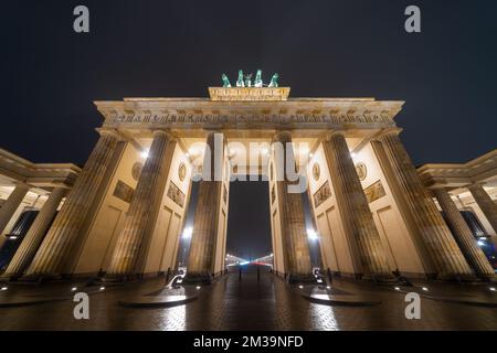 Porte de Brandebourg (Brandenburger Tor) la nuit depuis Pariser Platz, Berlin. Monument néoclassique datant de 18th. Photo prise sans personne Banque D'Images