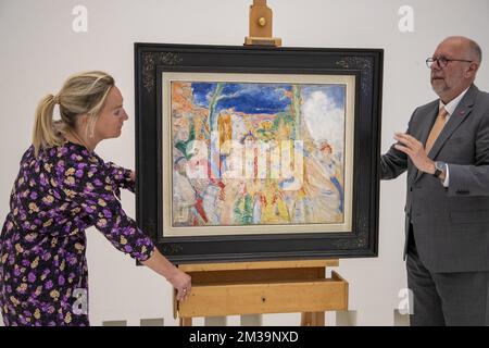 Carmen Willems, directrice générale de KMSKA, et Luk Lemmens, président de KMSKA, dévoilent la peinture navale de Binche de James Ensor, lors d'une conférence de presse du KMSKA Koninklijk Museum Schone Kunsten (Musée Royal des Beaux-Arts - Musée royal des Beaux-Arts), à Anvers, le mercredi 27 avril 2022. Le public sera offert de posséder une partie de la peinture, avec la technologie numérique "Art Security Tokens". BELGA PHOTO NICOLAS MATERLINCK Banque D'Images