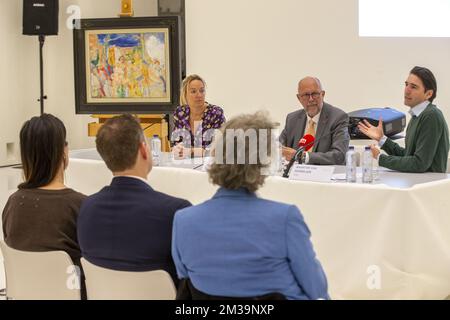 Carmen Willems, directrice générale de KMSKA, Luk Lemmens, président de KMSKA, et Maarten Van Doorslaer photographiés lors d'une conférence de presse du KMSKA Koninklijk Museum Schone Kunsten (Musée Royal des Beaux-Arts - Musée royal des Beaux-Arts), à Anvers, le mercredi 27 avril 2022. BELGA PHOTO NICOLAS MATERLINCK Banque D'Images