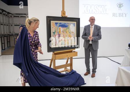 Carmen Willems, directrice générale de KMSKA, et Luk Lemmens, président de KMSKA, dévoilent la peinture navale de Binche de James Ensor, lors d'une conférence de presse du KMSKA Koninklijk Museum Schone Kunsten (Musée Royal des Beaux-Arts - Musée royal des Beaux-Arts), à Anvers, le mercredi 27 avril 2022. Le public sera offert de posséder une partie de la peinture, avec la technologie numérique "Art Security Tokens". BELGA PHOTO NICOLAS MATERLINCK Banque D'Images