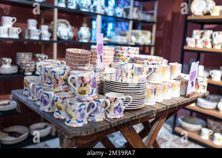 Londres, Royaume-Uni - 15 novembre 2022 plaques en céramique blanche sur une étagère dans un magasin. Plaques en céramique de créateur avec un motif. vaisselle et concept de repas. Banque D'Images