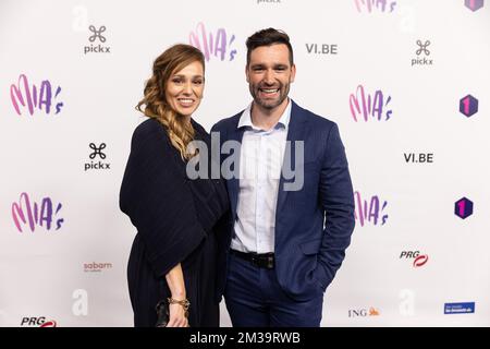 Le chanteur Joris van Rossem aka Metejoor et son épouse photographiés sur le tapis rouge à l'arrivée de l'édition 14th du MIA's (Music Industry Award) Award, à Bruxelles, le samedi 30 avril 2022. Les prix MIA sont remis par le VRT et VI.BE. BELGA PHOTO JAMES ARTHUR GEKIERE Banque D'Images