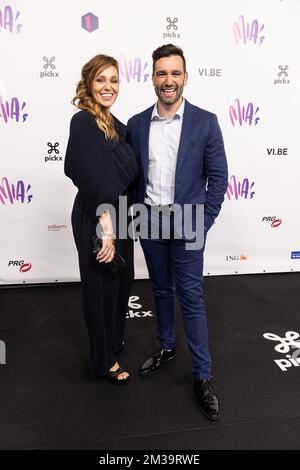 Le chanteur Joris van Rossem aka Metejoor et son épouse photographiés sur le tapis rouge à l'arrivée de l'édition 14th du MIA's (Music Industry Award) Award, à Bruxelles, le samedi 30 avril 2022. Les prix MIA sont remis par le VRT et VI.BE. BELGA PHOTO JAMES ARTHUR GEKIERE Banque D'Images