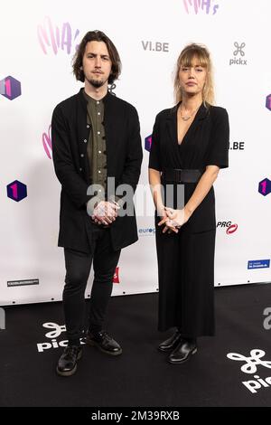 La chanteuse Naima Joris et son partenaire photographiés sur le tapis rouge à l'arrivée de l'édition 14th du MIA's (Music Industry Award) Award, à Bruxelles, le samedi 30 avril 2022. Les prix MIA sont remis par le VRT et VI.BE. BELGA PHOTO JAMES ARTHUR GEKIERE Banque D'Images