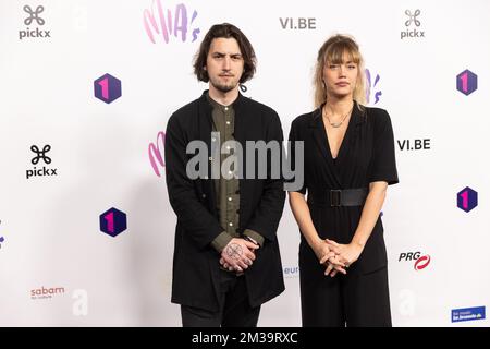 La chanteuse Naima Joris et son partenaire photographiés sur le tapis rouge à l'arrivée de l'édition 14th du MIA's (Music Industry Award) Award, à Bruxelles, le samedi 30 avril 2022. Les prix MIA sont remis par le VRT et VI.BE. BELGA PHOTO JAMES ARTHUR GEKIERE Banque D'Images