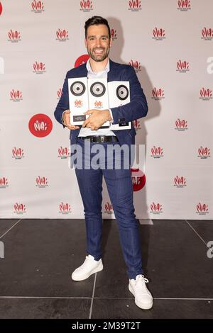 Le chanteur Joris van Rossem aka Metejoor pose avec les prix remportés à l'édition 14th du MIA (Music Industry Award), à Bruxelles, le samedi 30 avril 2022. Les prix MIA sont remis par le VRT et VI.BE. BELGA PHOTO JAMES ARTHUR GEKIERE Banque D'Images