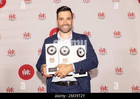 Le chanteur Joris van Rossem aka Metejoor pose avec les prix remportés à l'édition 14th du MIA (Music Industry Award), à Bruxelles, le samedi 30 avril 2022. Les prix MIA sont remis par le VRT et VI.BE. BELGA PHOTO JAMES ARTHUR GEKIERE Banque D'Images