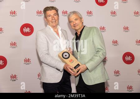 Paul Michiels et Jan Leyers de Soulsister posent avec le Prix d'excellence pour la vie à l'édition 14th du MIA's (Music Industry Award) Award, à Bruxelles, le samedi 30 avril 2022. Les prix MIA sont remis par le VRT et VI.BE. BELGA PHOTO JAMES ARTHUR GEKIERE Banque D'Images