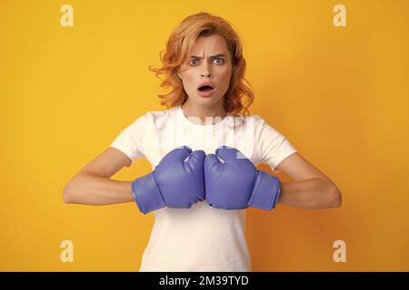 Femme en gants de boxe. Le concept de compétition d'entreprise gagnant. Banque D'Images