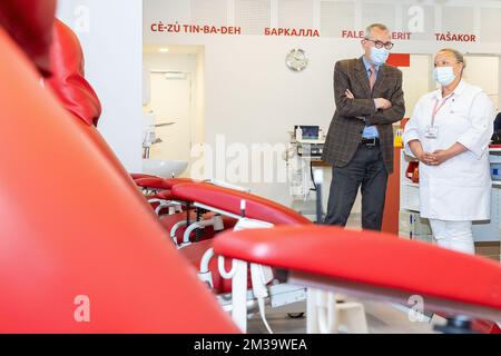 Le vice-premier ministre et ministre de la Santé publique et des Affaires sociales Frank Vandenbroucke a photographié lors d'une visite à un centre de don de sang de la Croix-Rouge à Bruxelles, le mercredi 04 mai 2022. BELGA PHOTO JAMES ARTHUR GEKIERE Banque D'Images