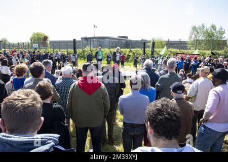 L'illustration montre une grande commémoration de la victoire sur le fascisme, organisée par la coalition du 8 mai, au fort de Breendonk, dimanche 08 mai 2022. La coalition du 8th mai est une collaboration de syndicats, d'organisations et de personnalités de la société civile, du monde culturel et universitaire. Notre objectif principal est de faire de 8 mai, le jour de la victoire sur le fascisme à la fin de la Seconde Guerre mondiale, un jour férié officiel en Belgique. BELGA PHOTO NICOLAS MATERLINCK Banque D'Images