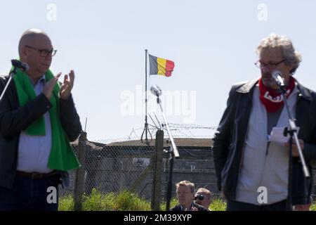 L'illustration montre le drapeau belge en tant que président de l'Union chrétienne ACV/CSC Marc Leemans et le secrétaire général de la FGTB Thierry Bodson prononcera un discours lors d'une grande commémoration de la victoire sur le fascisme, organisée par la coalition du 8 mai, au fort de Breendonk, dimanche 08 mai 2022. La coalition du 8th mai est une collaboration de syndicats, d'organisations et de personnalités de la société civile, du monde culturel et universitaire. Notre objectif principal est de faire de 8 mai, le jour de la victoire sur le fascisme à la fin de la Seconde Guerre mondiale, un jour férié officiel en Belgique. BELGA PHOTO NICOLAS MATERLINCK Banque D'Images