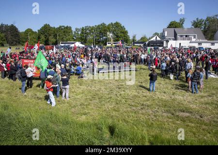 L'illustration montre une grande commémoration de la victoire sur le fascisme, organisée par la coalition du 8 mai, au fort de Breendonk, dimanche 08 mai 2022. La coalition du 8th mai est une collaboration de syndicats, d'organisations et de personnalités de la société civile, du monde culturel et universitaire. Notre objectif principal est de faire de 8 mai, le jour de la victoire sur le fascisme à la fin de la Seconde Guerre mondiale, un jour férié officiel en Belgique. BELGA PHOTO NICOLAS MATERLINCK Banque D'Images