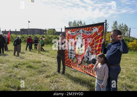 L'illustration montre une grande commémoration de la victoire sur le fascisme, organisée par la coalition du 8 mai, au fort de Breendonk, dimanche 08 mai 2022. La coalition du 8th mai est une collaboration de syndicats, d'organisations et de personnalités de la société civile, du monde culturel et universitaire. Notre objectif principal est de faire de 8 mai, le jour de la victoire sur le fascisme à la fin de la Seconde Guerre mondiale, un jour férié officiel en Belgique. BELGA PHOTO NICOLAS MATERLINCK Banque D'Images