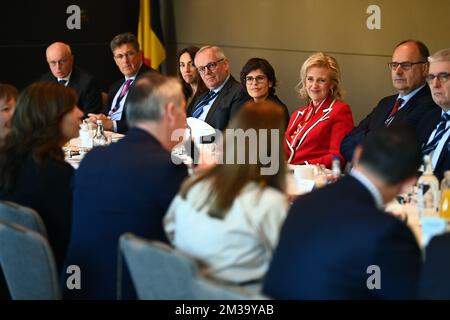 La ministre fédérale Tinne Van der Straeten, la princesse Astrid de Belgique, LE président FEB-VBO Bart de Smet et le PDG FEB-VBO Pieter Timmermans ont été photographiés lors du « petit déjeuner sur les histoires du succès » le premier jour de la mission commerciale économique au Royaume-Uni, à Londres, le lundi 09 mai 2022. Avec plus de 400 participants, 214 entreprises et organisations et quatre jours d'activités dans la région du Grand Londres, cette mission est l'une des plus importantes jamais organisées par l'Agence belge du commerce extérieur. BELGA PHOTO JASPER JACOBS Banque D'Images